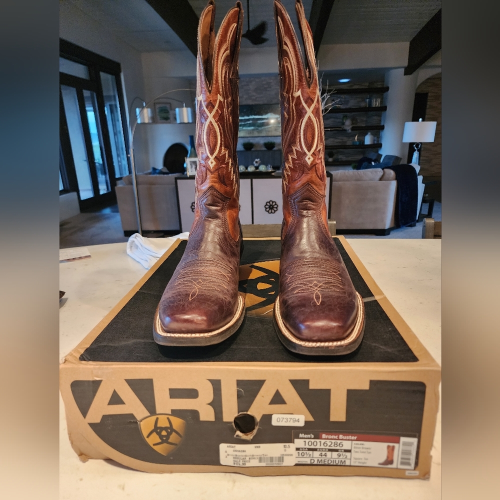 Ariat Bronc Buster 10.5D